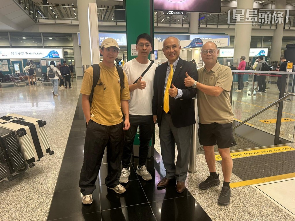 苏伟贤 (右) 昨晚和马房员工同机回港，马会高层郑奇龙 (右二) 更亲自接机，令练者和伟厩员工感到喜出望外。