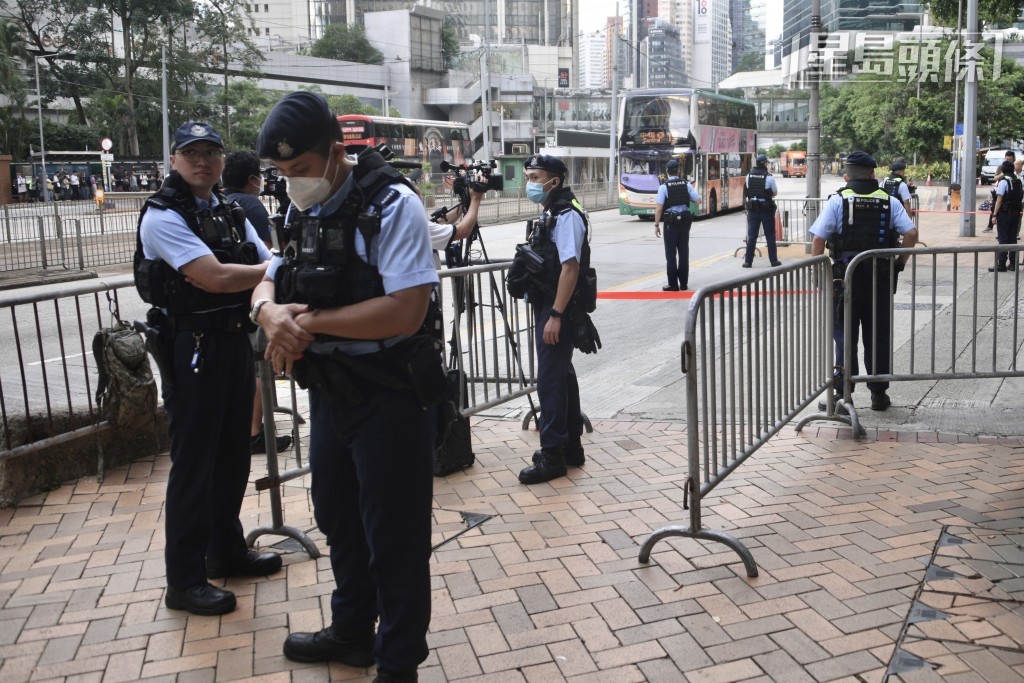 被告今早於求情,警方在高院佈防。陳浩元攝 被告今早於求情,警方在高院佈防。陳浩元攝