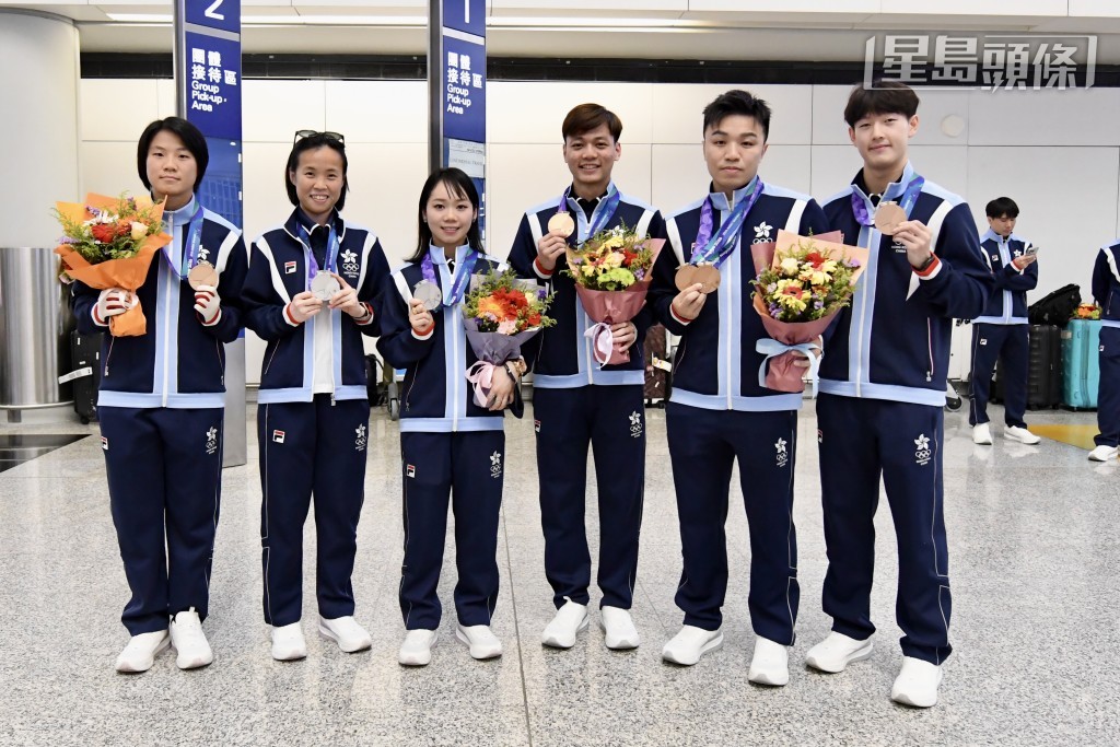 (左起)黃卓莉、曾綺婷、劉慕裳、李智剛、洪晧崴及鄧宇軒今晚帶著獎牌凱旋。楊駿堯攝 (左起)黃卓莉、曾綺婷、劉慕裳、李智剛、洪晧崴及鄧宇軒今晚帶著獎牌凱旋。楊駿堯攝
