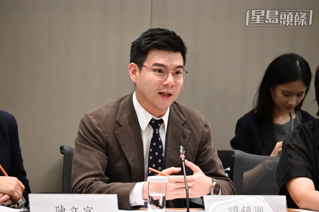 新社聯立法會議員譚鎮國今日向行政長官李家超提交一系列施政建議。 新社聯立法會議員譚鎮國今日向行政長官李家超提交一系列施政建議。