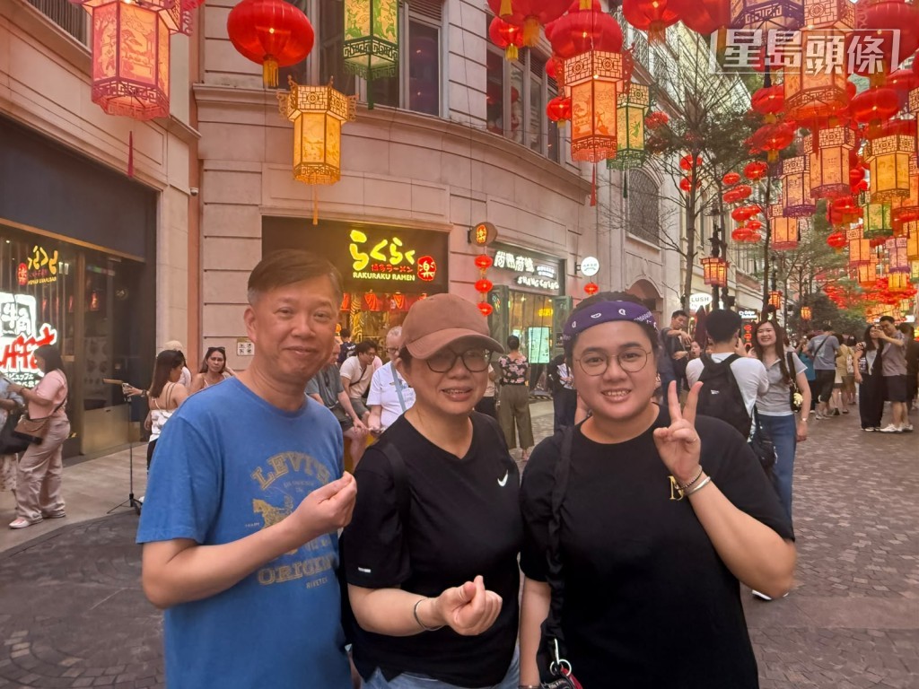 黎氏一家今日專程由新界出發,吃過做節飯便一起來到利東街觀賞燈籠兼打卡。 黎氏一家今日專程由新界出發,吃過做節飯便一起來到利東街觀賞燈籠兼打卡。