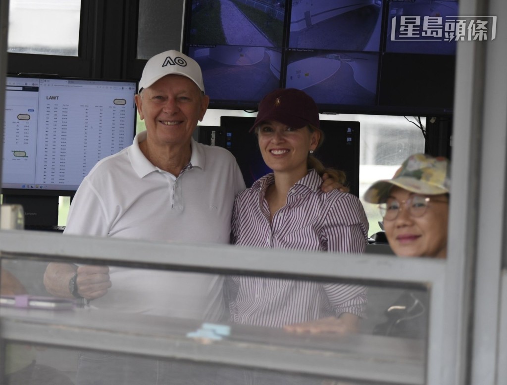 「神雕」今早试闸，大摩与其太太FiFi、女儿Caroline齐齐观看马匹试闸。