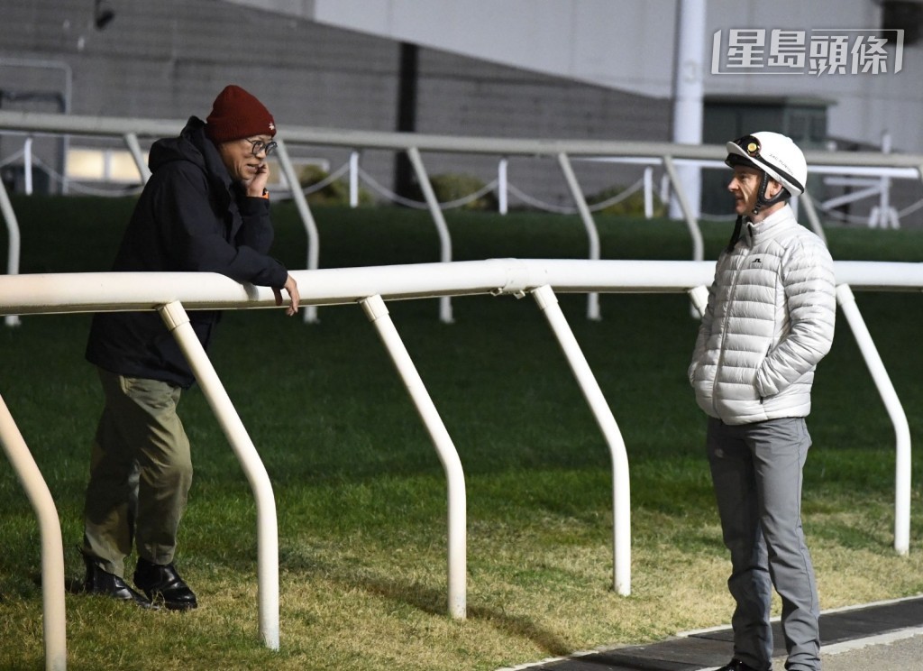 「臻至辰」操練後不久,蘇偉賢 (左) 便和潘頓 (右) 隔住條欄傾談良久。 「臻至辰」操練後不久,蘇偉賢 (左) 便和潘頓 (右) 隔住條欄傾談良久。