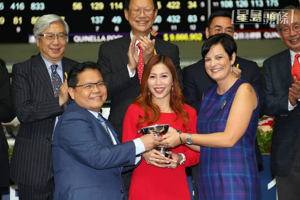 「酒杯」系马主陈德华 (左) 近年养马运不俗。 「酒杯」系马主陈德华 (左) 近年养马运不俗。