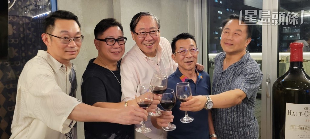 張敬山 (中) 今季開季前更設晚宴，邀請好友徐雨石、葉楚航、丁冠豪及姚本輝出席，祝福這四位華人練馬師今季事事如意。
