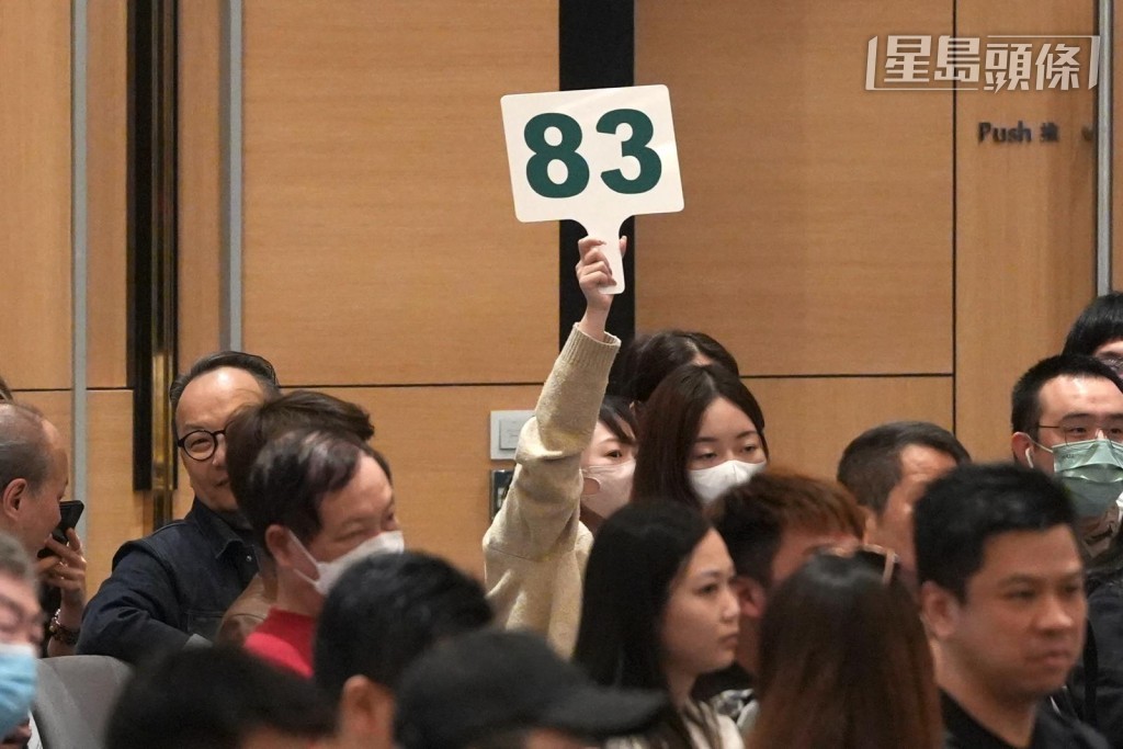 最矚目「D」字車牌以天價2020萬元拍出,由手持83號牌的一名女士投得。劉駿軒攝 最矚目「D」字車牌以天價2020萬元拍出,由手持83號牌的一名女士投得。劉駿軒攝