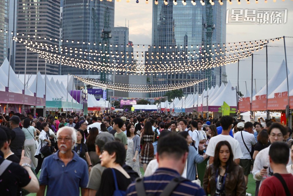 旅發局舉辦的美酒佳餚巡禮今日踏入最後一日，越夜越多人。歐樂年攝