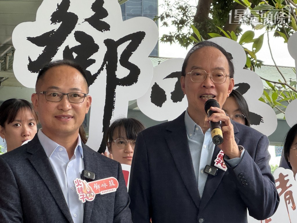 鄧咏駿形容前來為他站台的馬逢國為「恩師」。 鄧咏駿形容前來為他站台的馬逢國為「恩師」。