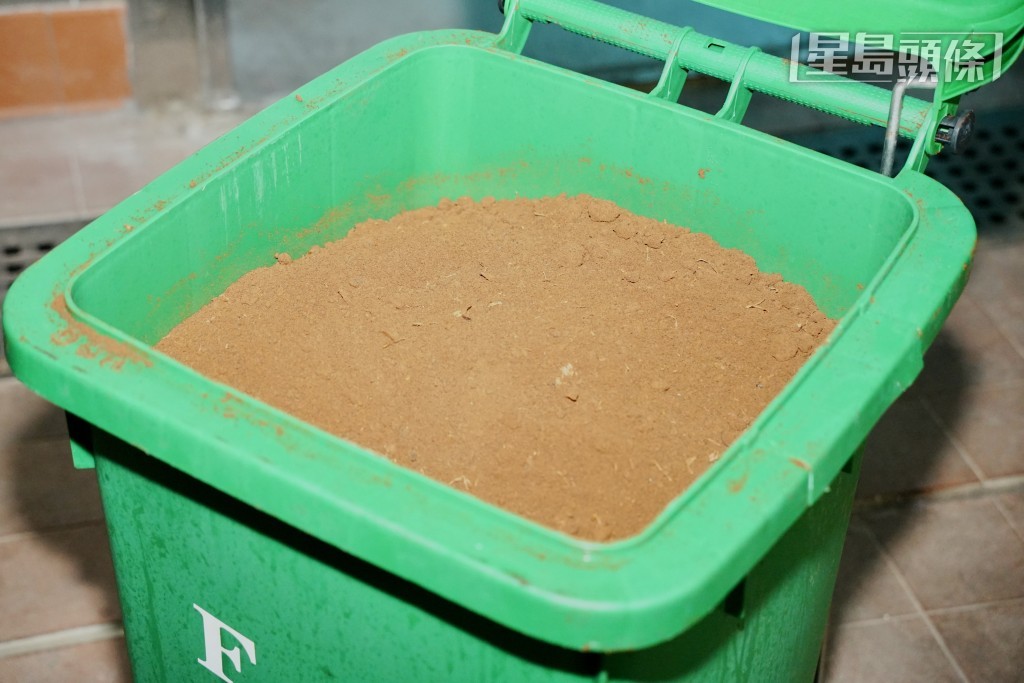 微生物技術分解系統可將廚餘及紙質材料轉化肥料。