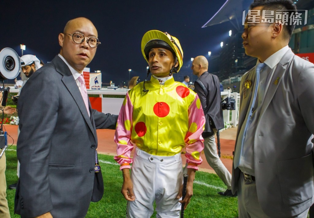 因為中東局勢緊張,策騎「昇瀧駒」遠征杜拜的田泰安 (中) ,目前仍然滯留杜拜,未能返港,因而暫時錯過昨日周日沙田賽事及本周三谷草賽事,歸期未定。 因為中東局勢緊張,策騎「昇瀧駒」遠征杜拜的田泰安 (中) ,目前仍然滯留杜拜,未能返港,因而暫時錯過昨日周日沙田賽事及本周三谷草賽事,歸期未定。