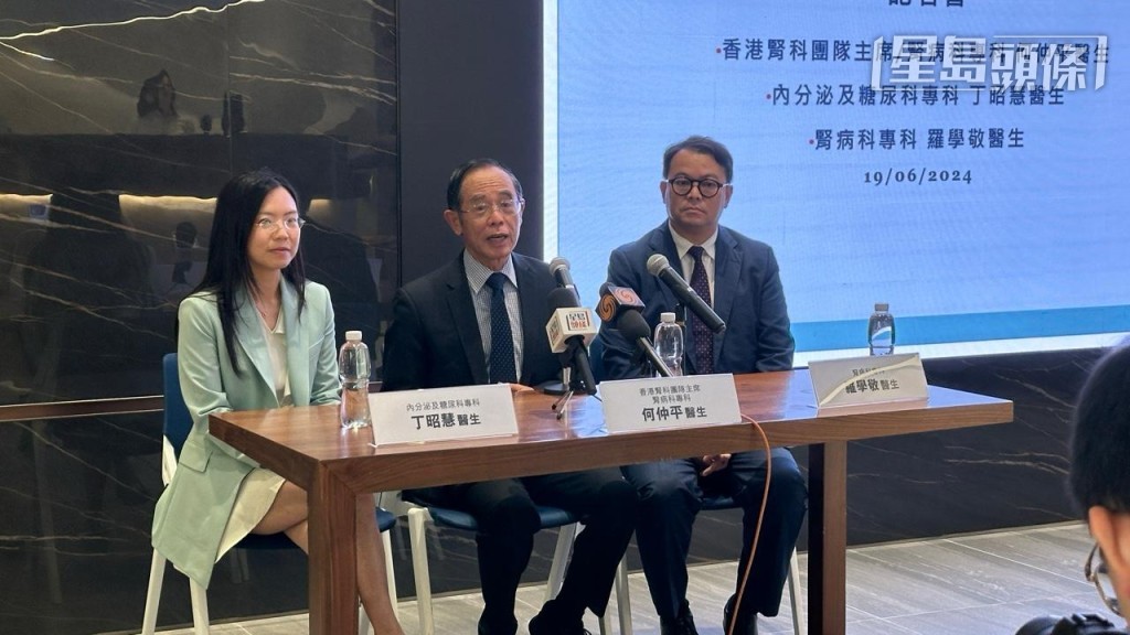 香港腎科團隊主席及腎病科專科醫生何仲平(中)指大幅延遲發病,可減省巨額醫療開支,病人也毋須受苦。謝曉雅攝 香港腎科團隊主席及腎病科專科醫生何仲平(中)指大幅延遲發病,可減省巨額醫療開支,病人也毋須受苦。謝曉雅攝