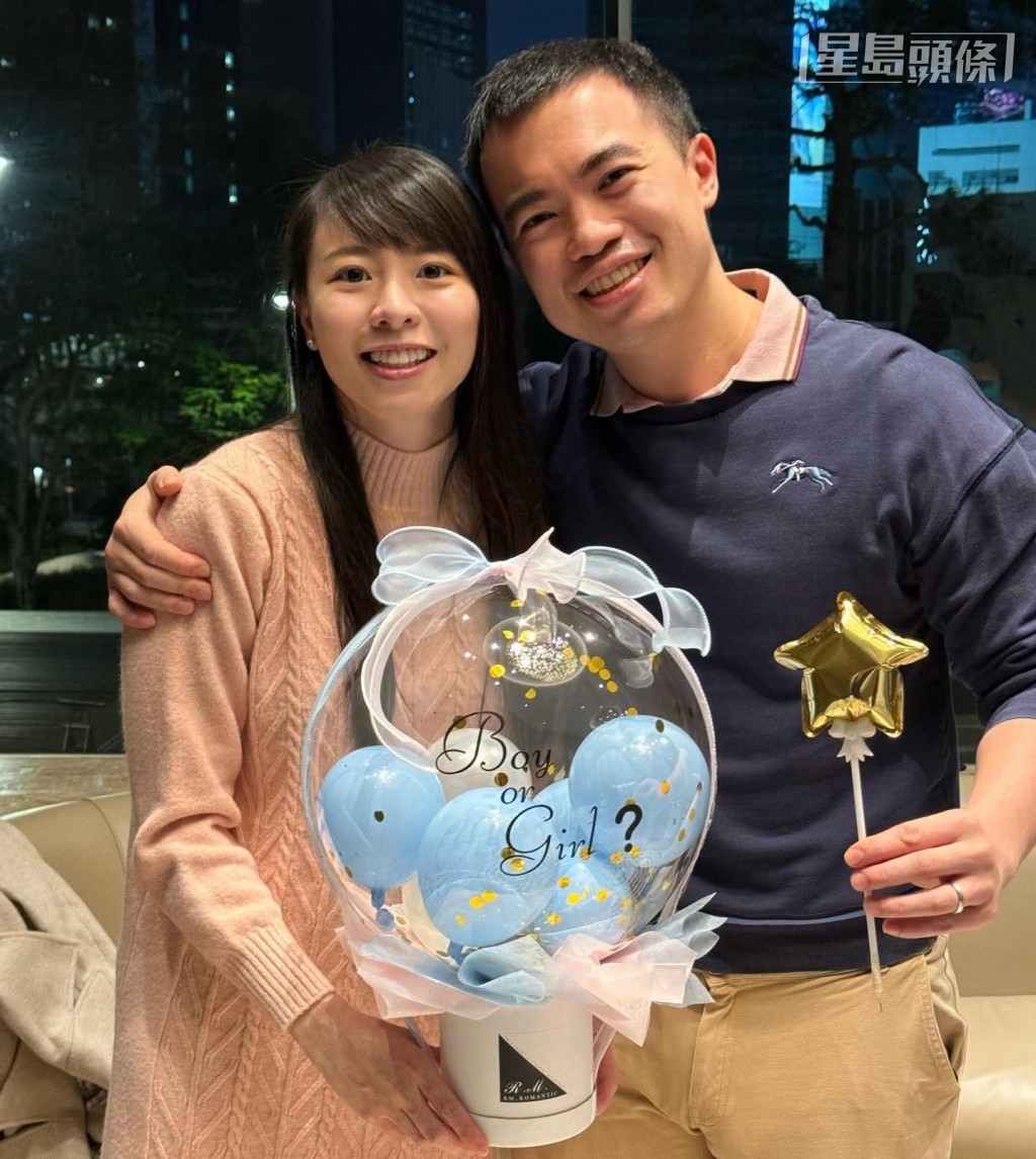 前香港靚女騎師蔣嘉琦昨日在情人節在社交平台,分享她和丈夫的合照,兩人持寫上BoyOrGirl的禮物及蛋糕,公布兩人將為人父母,可喜可賀。相片來源:蔣嘉琦ig 前香港靚女騎師蔣嘉琦昨日在情人節在社交平台,分享她和丈夫的合照,兩人持寫上BoyOrGirl的禮物及蛋糕,公布兩人將為人父母,可喜可賀。相片來源:蔣嘉琦ig