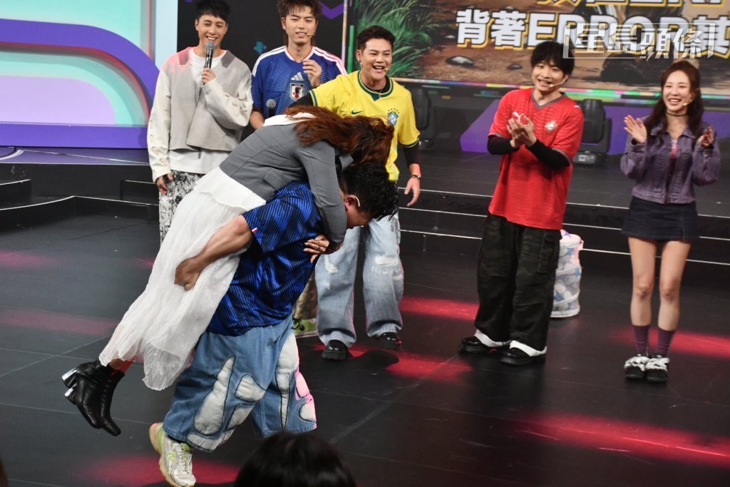 肥仔揹娟姐行圈獲打氣支持。