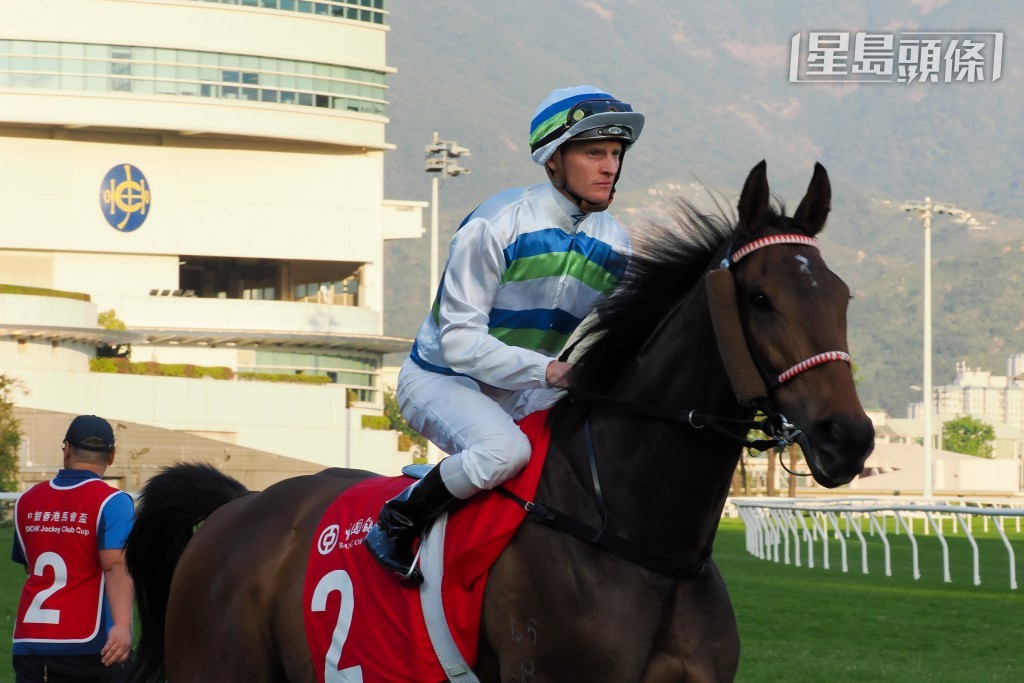 「遨游气泡」(图) 上仗与潘顿故剑重逢,在中银香港马会杯(2000米二级赛)中力追「浪漫勇士」至终点。 「遨游气泡」(图) 上仗与潘顿故剑重逢,在中银香港马会杯(2000米二级赛)中力追「浪漫勇士」至终点。