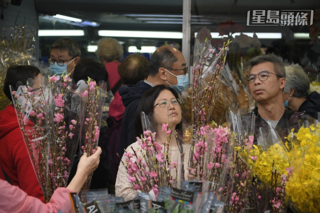 不少市民會到旺角花墟買年花應節。資料圖片