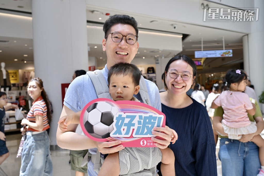 市民一家大細到商場睇直播。 市民一家大細到商場睇直播。