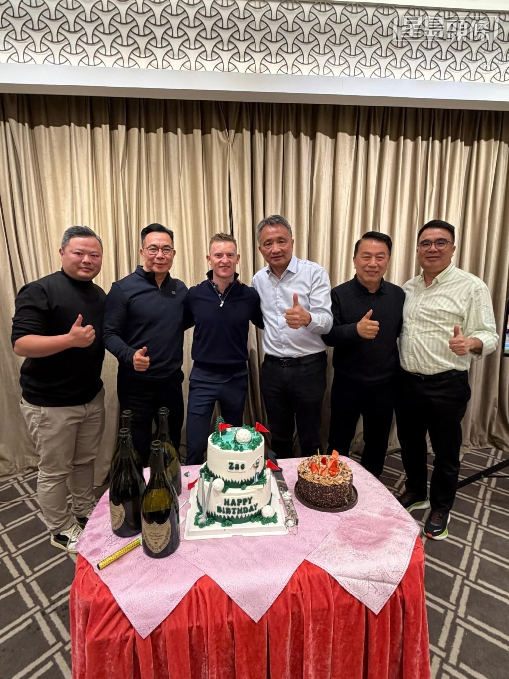 上月三日是潘頓43歲生日，兩大馬主陣營「嘉應高昇」馬主梁錫光 (右一) 和「遨遊氣泡」馬主程志輝及其兒子程俊華 (左一) 均很有心，特意為潘頓舉行生日派對。(相片來源：潘頓IG)