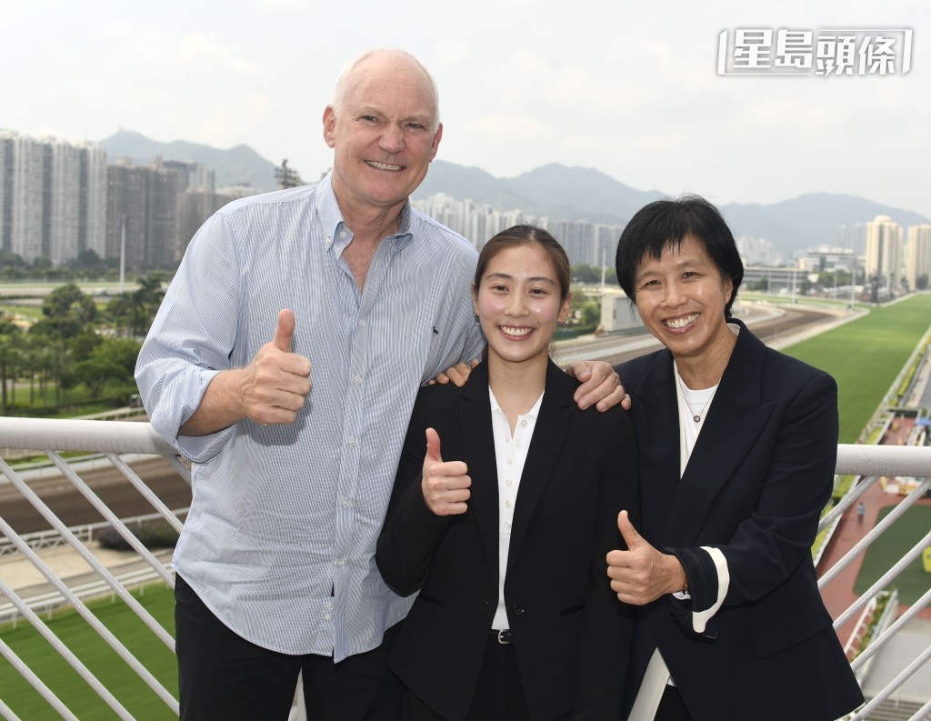 陳念慈 (右) 力讚黃寶妮 (左) 非常守時，做事認真兼非常好學。