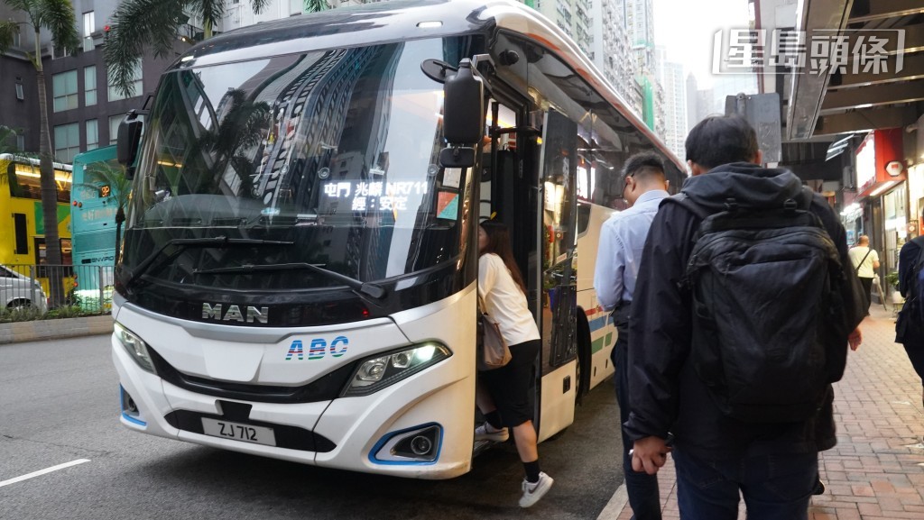 運輸署表示,已會見有關居民巴士服務營辦商跟進事件。 運輸署表示,已會見有關居民巴士服務營辦商跟進事件。