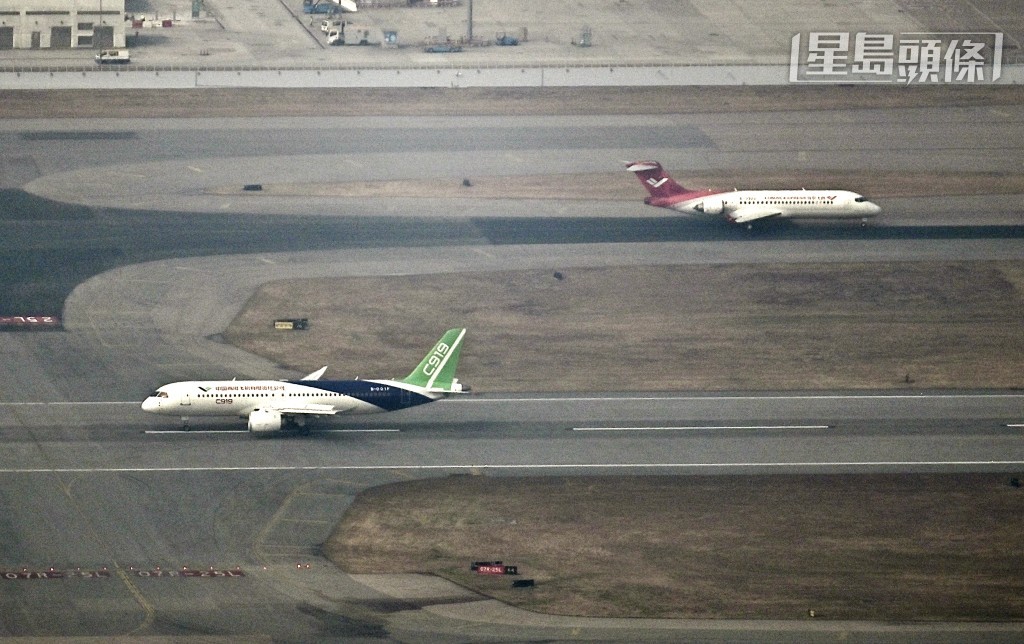 國產機C919與ARJ21訪港。陳極彰攝 國產機C919與ARJ21訪港。陳極彰攝