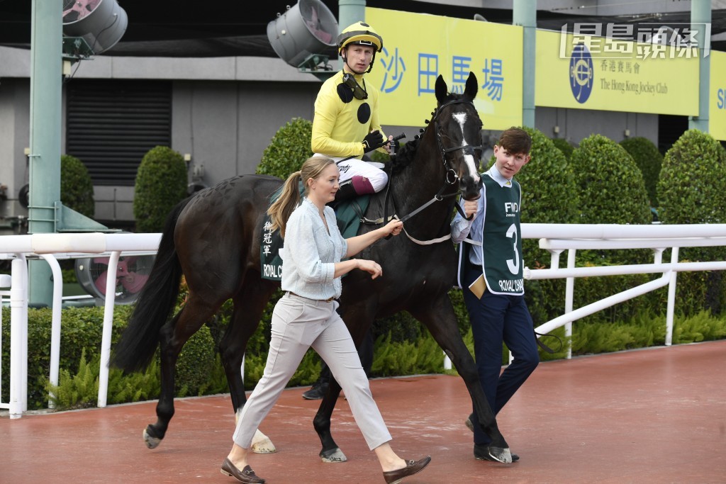 刚周日冠军赛马日，英国冠军骑师莫艾诚来港，在两场一级赛主席短途奖和女皇杯均有坐骑，其中他在女皇杯以「御冠军」(图) 跑得第四名，表现不错。