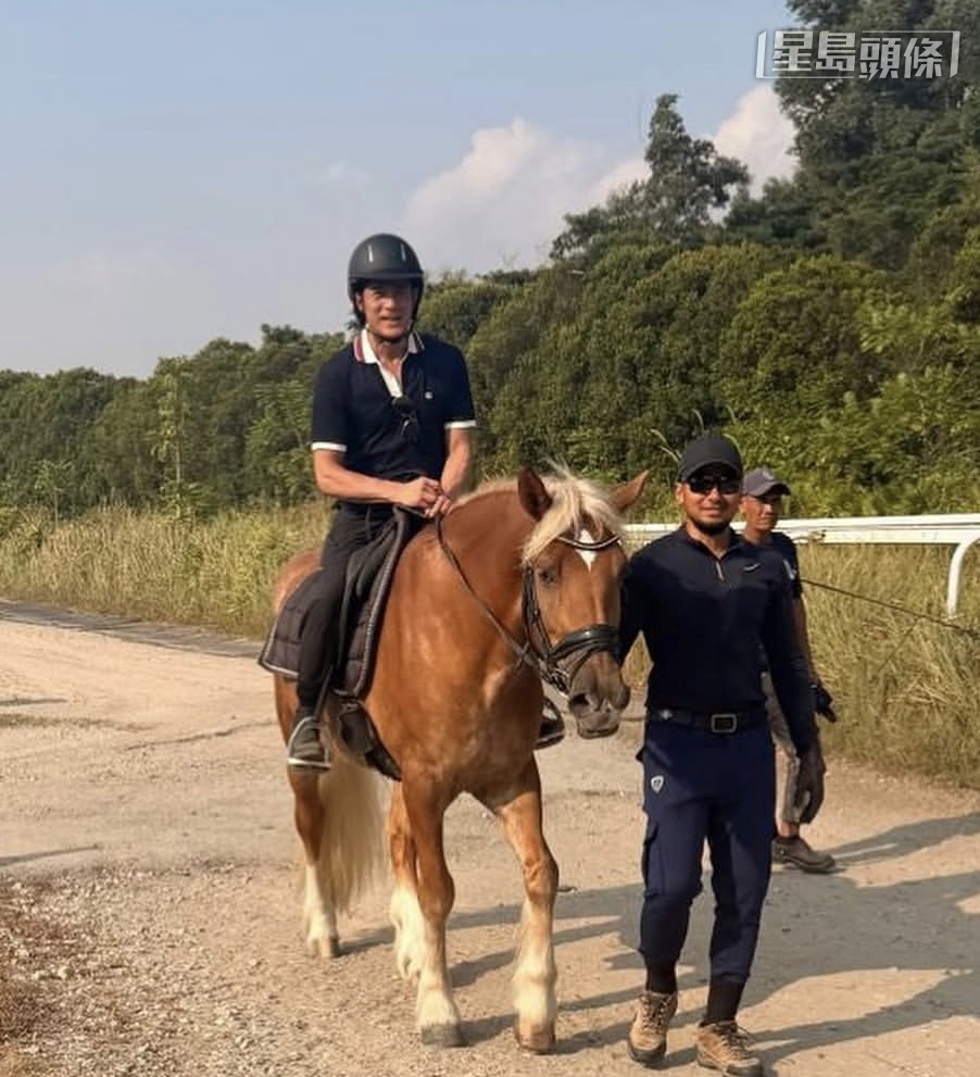 郭富城親自騎馬,型格十足。相片來源:bukittimahsaddleclub (BTSC) Ig 郭富城親自騎馬,型格十足。相片來源:bukittimahsaddleclub (BTSC) Ig