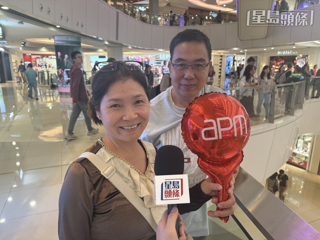 洪女士與丈夫劉先生今晚「專程來捧場何詩蓓」。 洪女士與丈夫劉先生今晚「專程來捧場何詩蓓」。