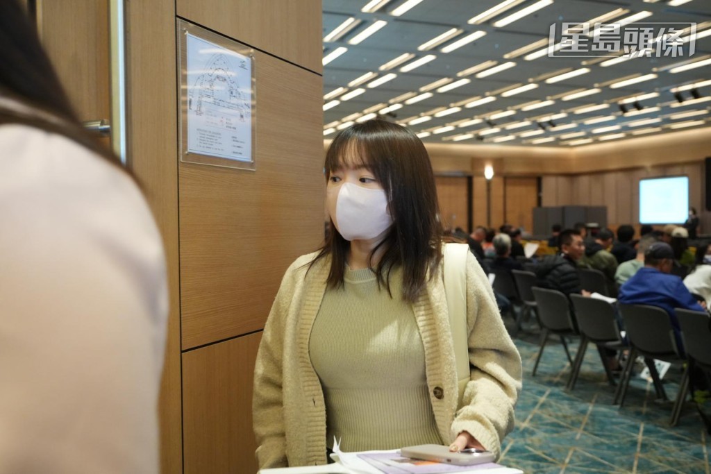 投得D字車牌的女士並無回應記者提問。劉駿軒攝 投得D字車牌的女士並無回應記者提問。劉駿軒攝