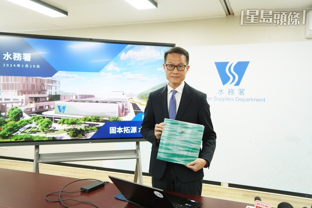邱国鼎冀尽快在这一两个月内完成水费检讨。吴艳玲摄