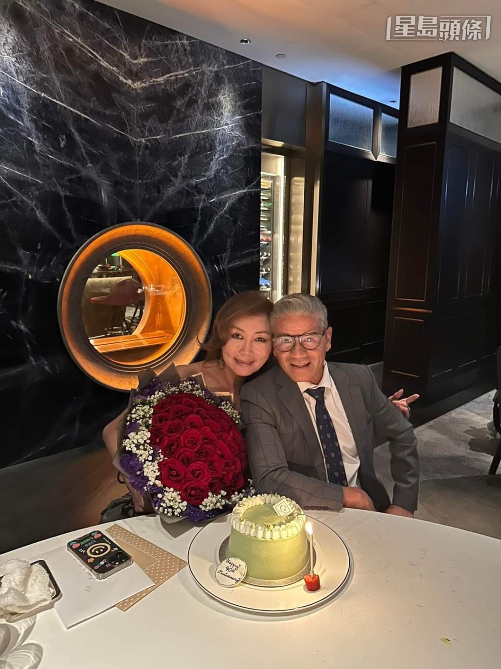 告氏伉儷結婚四十周年紀念日,周日賽後慶祝拍照留影。 告氏伉儷結婚四十周年紀念日,周日賽後慶祝拍照留影。