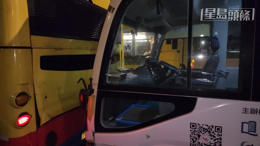 小巴疑收掣不及撞向巴士車尾。黃文威攝
