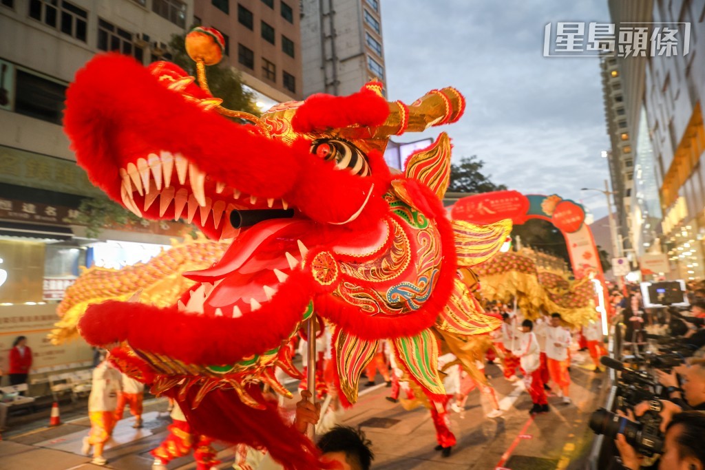 中國香港中國國術龍獅總會約80人表演隊伍率先炒熱現場氣氛。