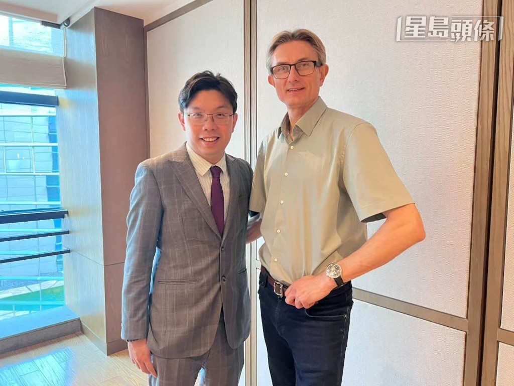 「飛輪鞭」馬主團體沈慧林 (左) 日前與熱愛中華文化、來自拉脫維亞的「九頭身」世界級裁判Sergejs Sinkins (右) 見面開會。 「飛輪鞭」馬主團體沈慧林 (左) 日前與熱愛中華文化、來自拉脫維亞的「九頭身」世界級裁判Sergejs Sinkins (右) 見面開會。