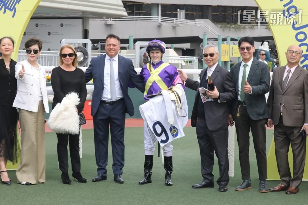 「快靓旺」由刘锡康 (右三) 和另外两位马主好友李天泽医生及黄国坚一起养有。