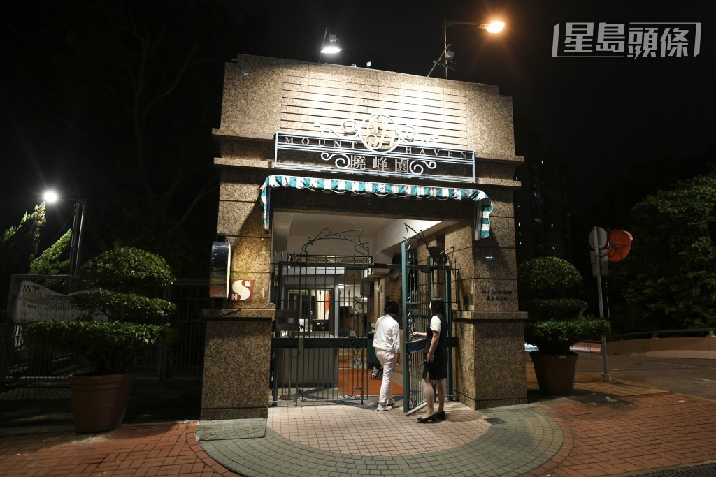 涉事45岁男患者居青衣晓峰园,卫生署会调查该个案与之前该屋苑出现的输入个案有否关连。 涉事45岁男患者居青衣晓峰园,卫生署会调查该个案与之前该屋苑出现的输入个案有否关连。