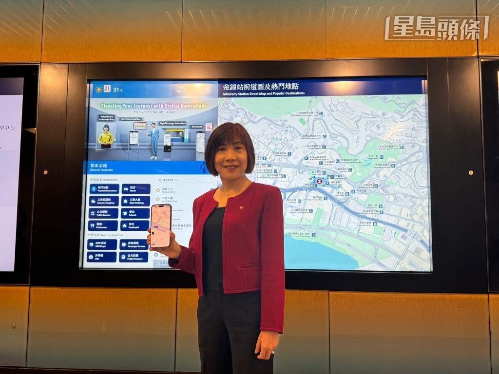 港鐵公司總經理-市務及客戶體驗梁靜雯表示,現已優化金鐘站的指引及導航系統,推出「電子街道圖及出口指示牌」。謝宗英攝 港鐵公司總經理-市務及客戶體驗梁靜雯表示,現已優化金鐘站的指引及導航系統,推出「電子街道圖及出口指示牌」。謝宗英攝