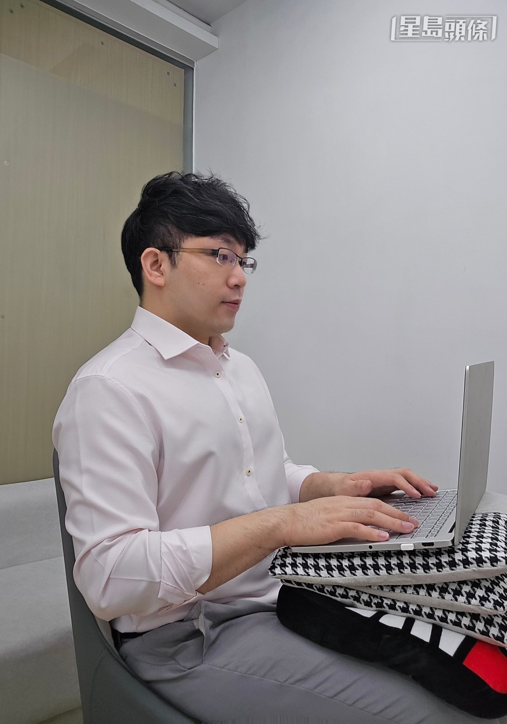 正確姿勢：螢幕盡量調整至視線水平，避免低頭。（物理治療師程鈞筵提供）