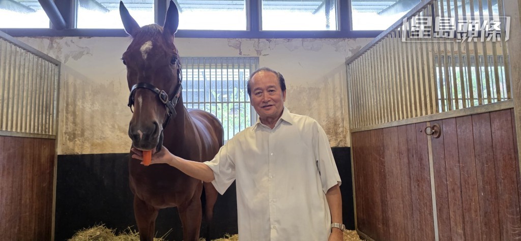 早前曾炳威 (圖) 到鄭俊偉馬房探望「勤德天下」，並親餵馬兒吃紅蘿蔔，馬兒吃得十分開心，曾炳威亦祝福馬兒健康開心地成長。
