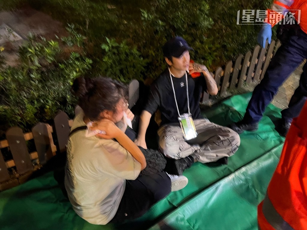 傷者席地待救。黃俊華攝