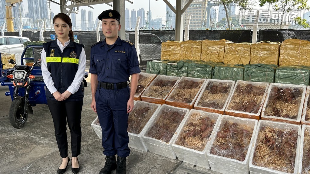 關港口及海域科海域突海關高級督察梁銘恩及調查主任胡雪兒。蔡楚輝攝 關港口及海域科海域突海關高級督察梁銘恩及調查主任胡雪兒。蔡楚輝攝