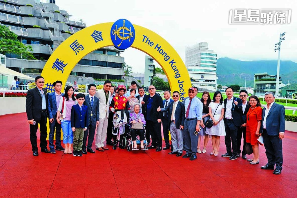 譚健業最難忘的勝仗,是「蟲草之星」於二○一八年七月初首度奏捷時,與家人齊拉頭馬合照。 譚健業最難忘的勝仗,是「蟲草之星」於二○一八年七月初首度奏捷時,與家人齊拉頭馬合照。