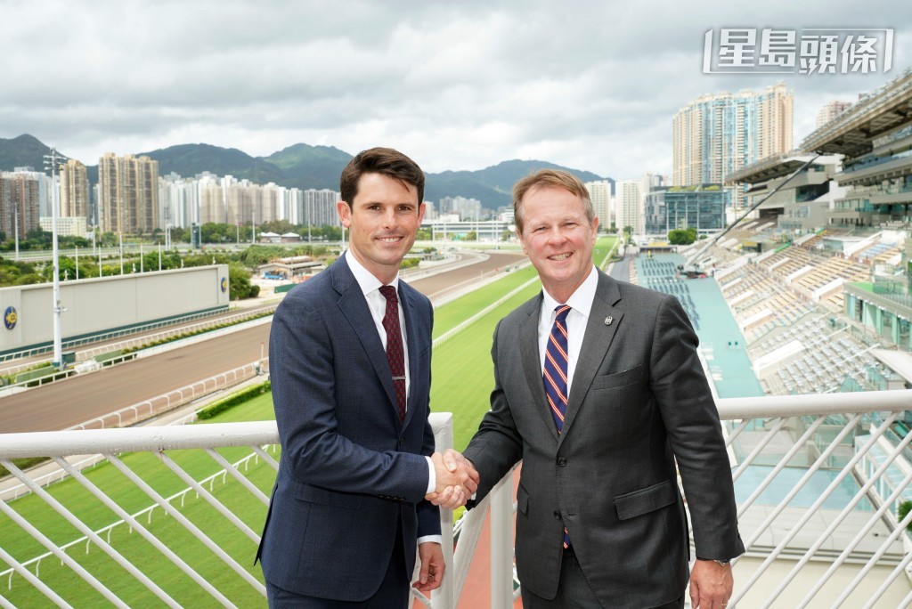 香港賽馬會賽馬事務執行總監夏定安(右),在傳媒簡報會上正式歡迎甘敏斯(左)加入香港練馬師行列。 香港賽馬會賽馬事務執行總監夏定安(右),在傳媒簡報會上正式歡迎甘敏斯(左)加入香港練馬師行列。