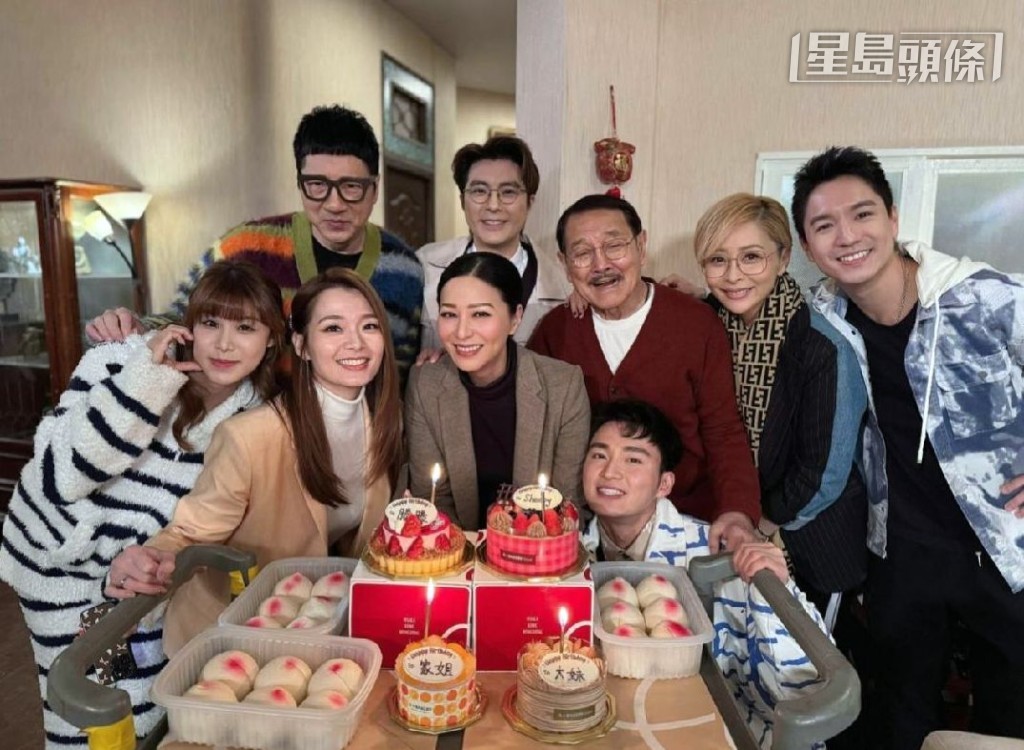 單立文認為《愛·回家之開心速遞》演員十年來，總括大家關係好好。
