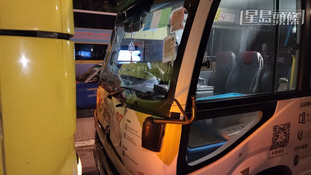 小巴擋風玻璃破裂。黃文威攝