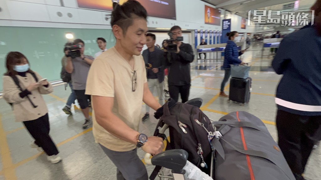 港人陳先生今早由東京羽田機場返港,他指當地機場情況並不混亂。蔡楚輝攝 港人陳先生今早由東京羽田機場返港,他指當地機場情況並不混亂。蔡楚輝攝