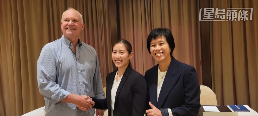 賽馬人才培訓中心主管陳念慈，今早與練馬師賀賢陪同女見習騎師黃寶妮一起出席傳媒見面會。