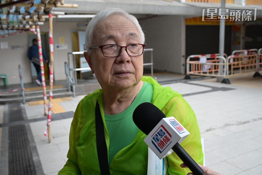 家住坪石邨的陈先生今日特意前来,表示已光顾大昌几十年,慨叹“一鸡死一鸡鸣,无办法,做生意有起有落”。苏正谦摄 家住坪石邨的陈先生今日特意前来,表示已光顾大昌几十年,慨叹“一鸡死一鸡鸣,无办法,做生意有起有落”。苏正谦摄