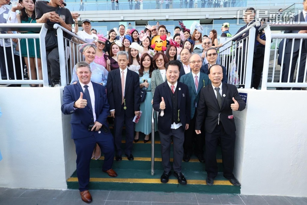 知情者指，该位粉红淑女本身亦有养马，并是某慈善机构的候任主席夫人，而且当日是获王贤讯派发的准许证章才会在场，倒无意叨光影头马相。