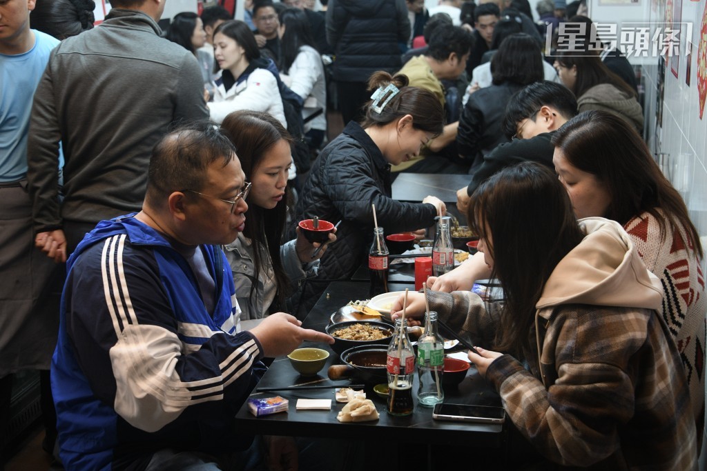 冬天煲仔飯廣受歡迎。陳浩元攝