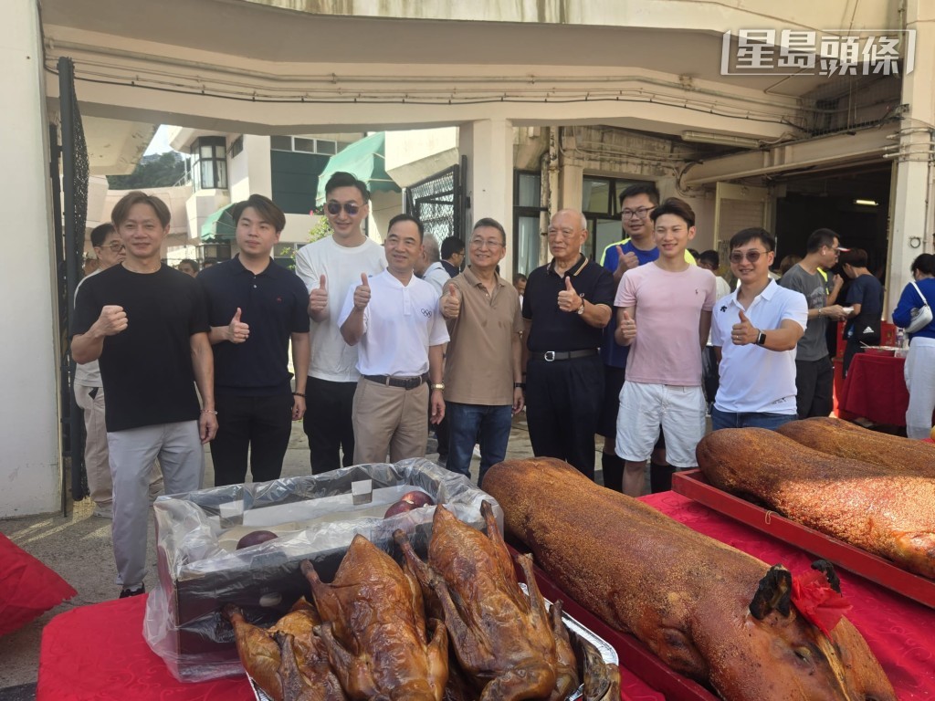 「禪勝輝煌」征韓團隊,包括一眾馬主、威哥、周俊樂、副練薛順强、騎馬人余健誠及馬伕劉允傑。 「禪勝輝煌」征韓團隊,包括一眾馬主、威哥、周俊樂、副練薛順强、騎馬人余健誠及馬伕劉允傑。